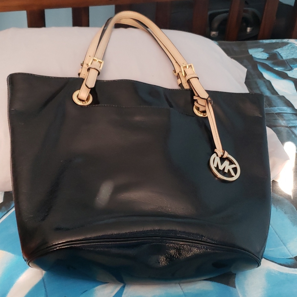 Use black Michael kors leather shiny purse.